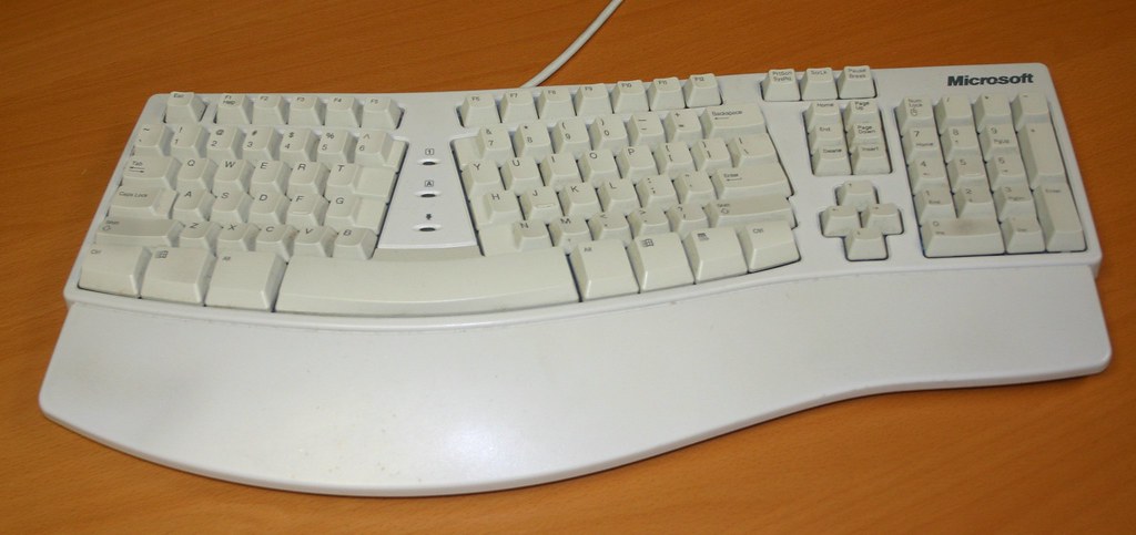 La historia del teclado ergonómico - Microsoft Natural Keyboard (1994)