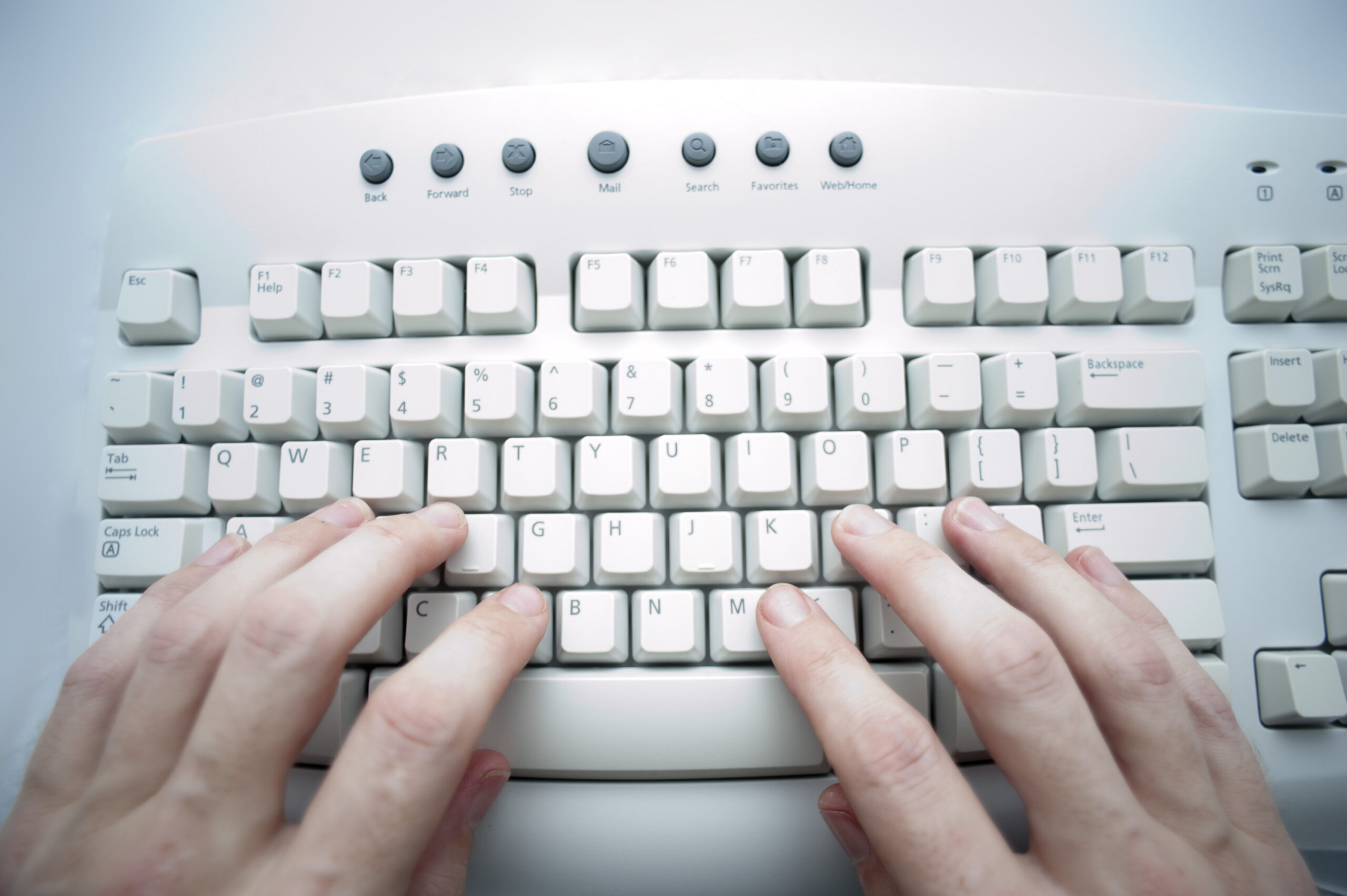 La historia del teclado ergonómico - teclado blanco
